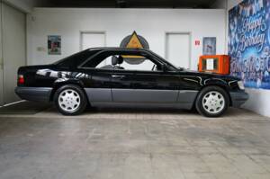 Obraz 38/40 pojazdu Mercedes-Benz E 320 (1993)