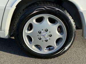 Bild 19/21 von Mercedes-Benz 190 E 1.8 (1990)