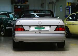 Immagine 37/43 di Mercedes-Benz E 200 (1994)
