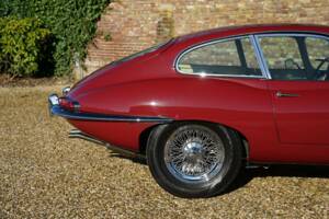 Image 25/50 de Jaguar E-Type (1968)