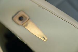 Image 34/50 of Mercedes-Benz 200 CE (1992)