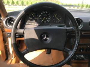 Bild 4/5 von Mercedes-Benz 230 CE (1982)