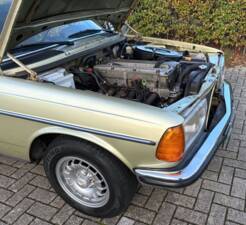 Afbeelding 11/35 van Mercedes-Benz 280 CE (1983)