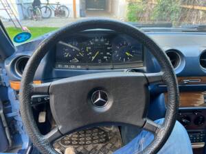 Immagine 25/38 di Mercedes-Benz 230 CE (1983)