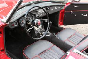 Image 22/49 of MG MGB (1966)