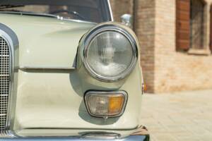 Image 11/50 of Mercedes-Benz 200 (1966)