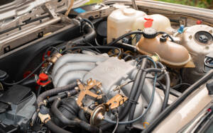 Image 75/80 of BMW 320i (1983)