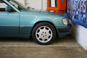 Afbeelding 47/50 van Mercedes-Benz 300 CE-24 (1993)