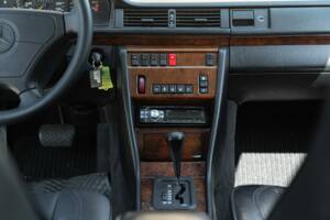 Immagine 27/44 di Mercedes-Benz 200 TE (1992)