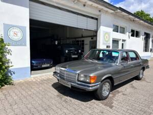 Image 6/15 of Mercedes-Benz 450 SEL (1975)