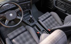 Immagine 19/33 di BMW 318i (1991)