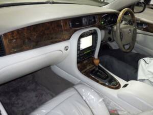Image 12/25 of Jaguar XJ 8 4.2 (2003)