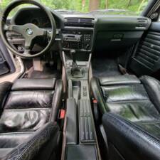 Image 17/70 of BMW M3 (1990)