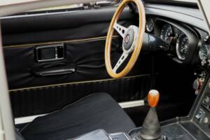 Image 9/50 of MG MGB GT (1974)