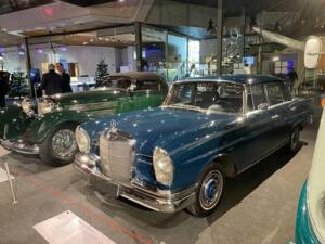 Bild 5/8 von Mercedes-Benz 220 S b (1961)