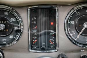 Image 25/37 of Mercedes-Benz 280 SL (1970)