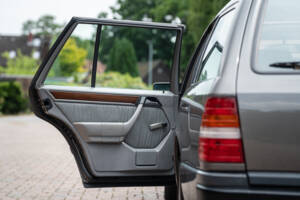 Image 47/66 of Mercedes-Benz 200 TE (1989)