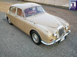 Image 13/64 of Daimler V8-250 (1969)