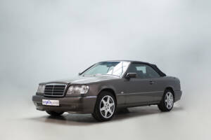 Image 3/33 of Mercedes-Benz 300 CE-24 (1992)