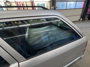 Bild 22/49 von Mercedes-Benz E 320 T (1993)