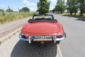 Image 8/80 of Jaguar E-Type 4.2 (1966)