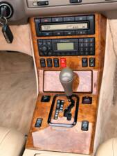 Image 18/25 of Mercedes-Benz SL 500 (1999)