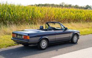 Immagine 5/35 di BMW 320i (1988)