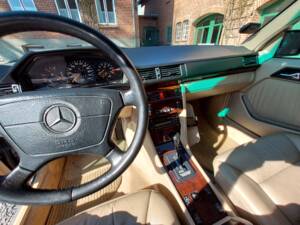 Bild 9/15 von Mercedes-Benz E 300 T 4MATIC (1994)