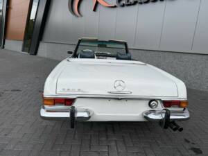 Image 10/50 of Mercedes-Benz 280 SL (1971)