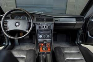 Image 11/23 de Mercedes-Benz 190 E 2.5-16 (1989)