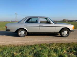 Bild 8/8 von Mercedes-Benz 250 (1978)
