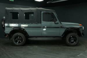 Immagine 6/50 di Mercedes-Benz 230 GE (SWB) (1993)