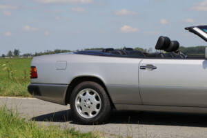 Image 25/39 of Mercedes-Benz 300 CE-24 (1992)