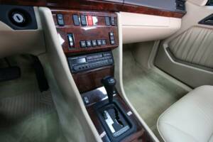 Bild 14/30 von Mercedes-Benz 300 CE-24 (1993)