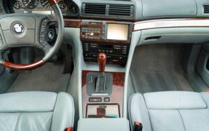 Image 35/55 of BMW 740i (1997)