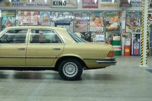 Image 6/50 de Mercedes-Benz 280 SE (1975)