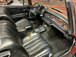 Image 21/49 de Mercedes-Benz 280 SE 3,5 (1971)