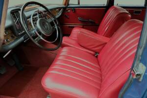 Image 22/76 de Mercedes-Benz 220 S b (1963)