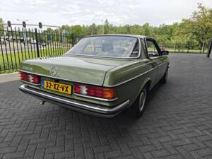 Immagine 11/50 di Mercedes-Benz 230 CE (1982)
