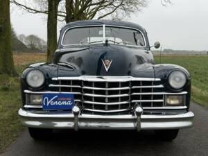 Image 2/24 of Cadillac de Ville Touring Sedan (1947)