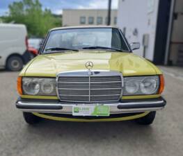 Bild 8/49 von Mercedes-Benz 200 (1979)