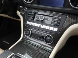 Image 53/99 of Mercedes-Benz SL 63 AMG (2012)