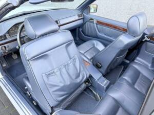 Image 23/36 of Mercedes-Benz E 200 (1994)