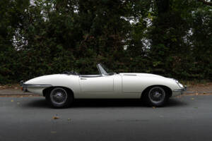 Image 7/17 of Jaguar E-Type (1969)