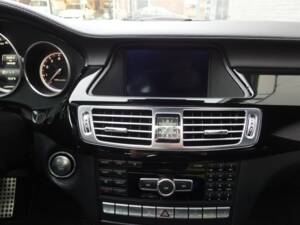 Image 44/97 of Mercedes-Benz CLS 63 AMG S 4MATIC (2013)