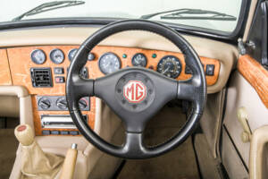 Image 8/50 of MG RV8 (1991)