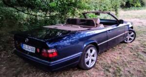 Image 1/22 of Mercedes-Benz E 220 (1996)