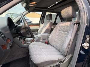 Immagine 9/28 di Mercedes-Benz 400 SE (1992)