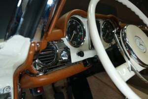 Image 15/50 of Mercedes-Benz 230 SL (1965)
