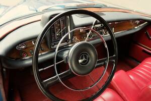 Image 57/76 de Mercedes-Benz 220 S b (1963)